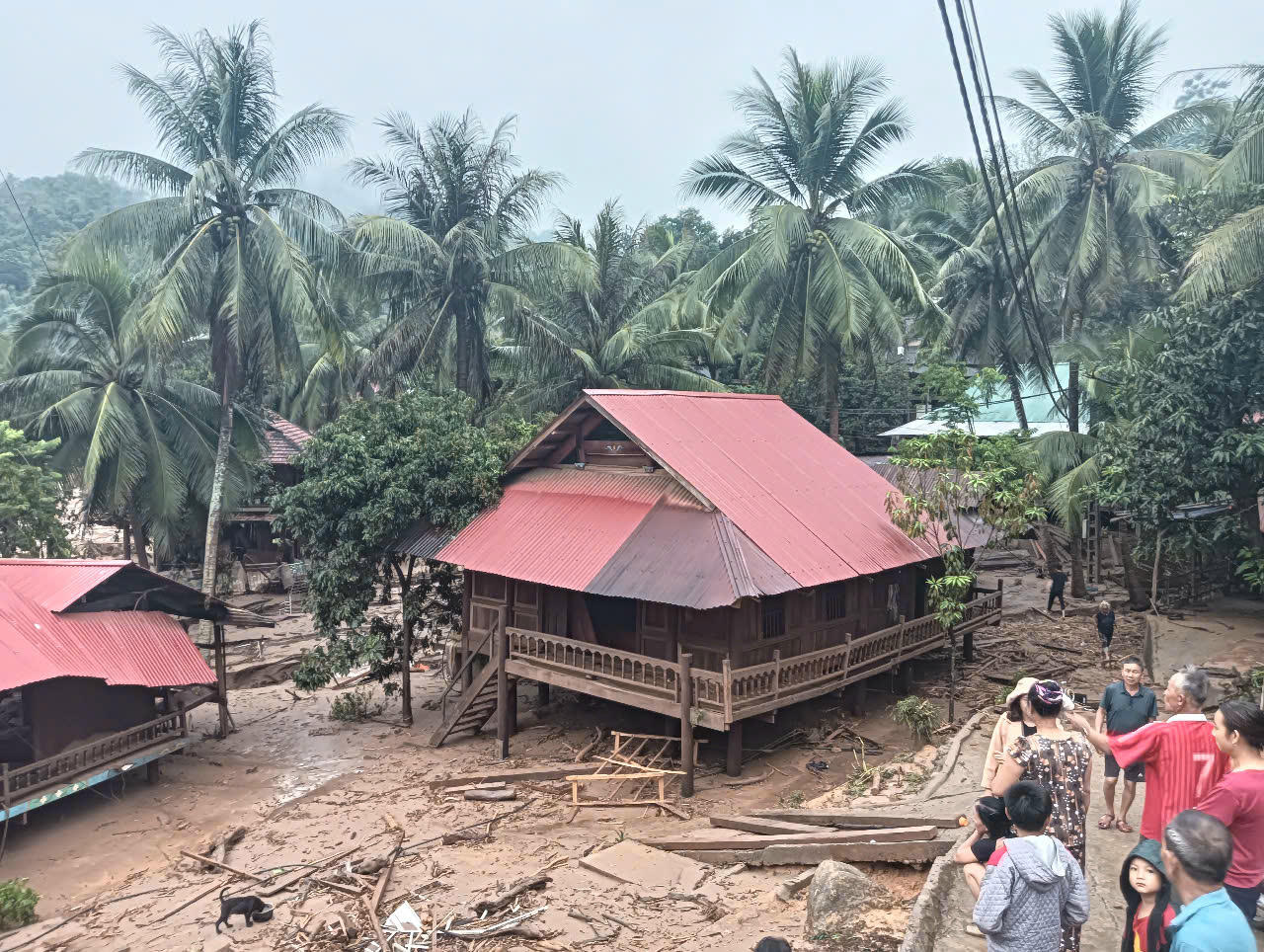 Những ngôi làng ngổn ngang đất đá. (ảnh CTV)