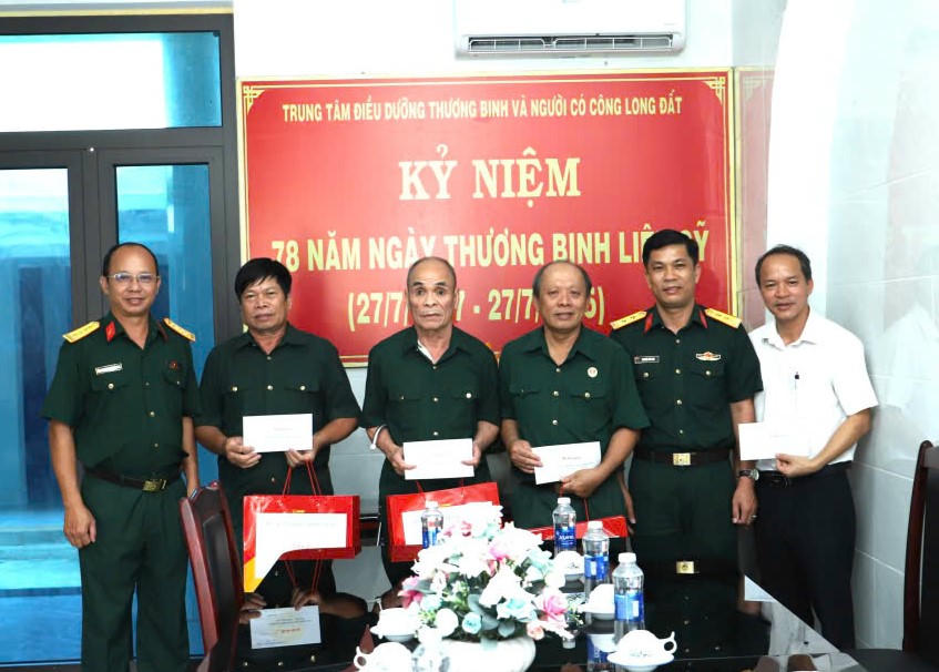 Đoàn công tác của Quân đoàn 34 thăm, tặng quà các trung tâm điều dưỡng thương binh (Thuận Thành, Long Đất, Duy Tiên) và các thương binh nặng đang điều trị tại trung tâm.