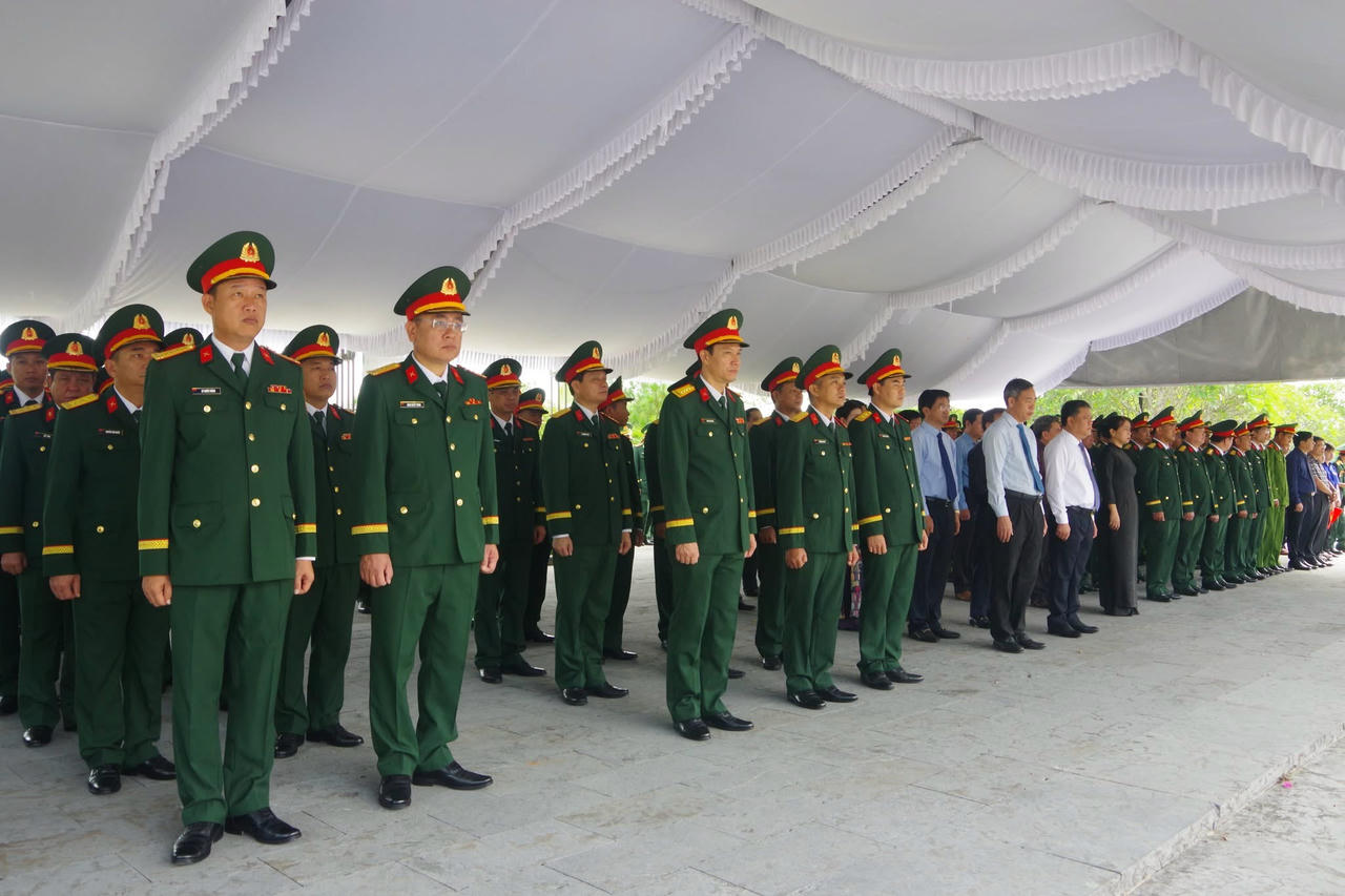 Các đại biểu tham dự buổi lễ.