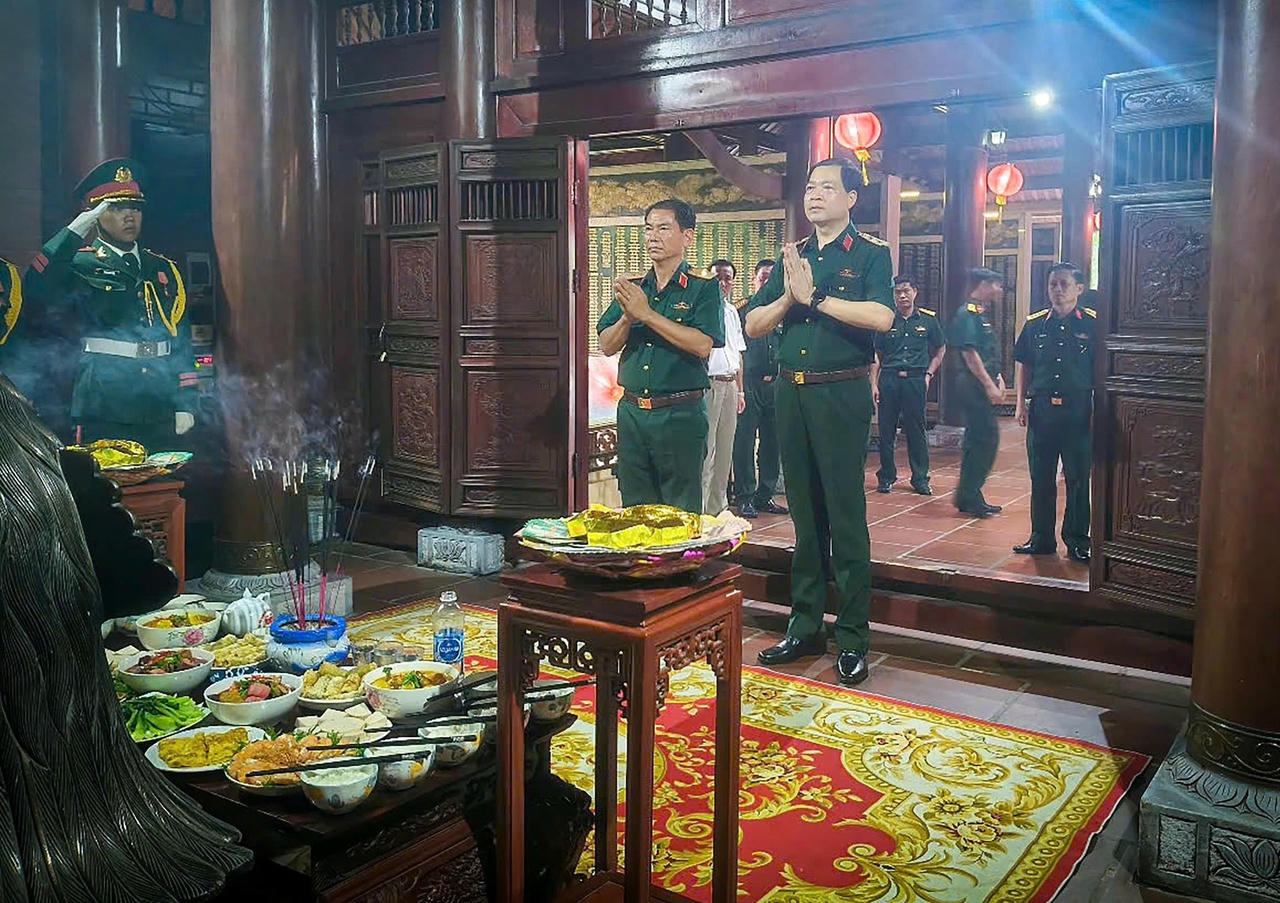 Tại TP Hồ Chí Minh, Trung tướng Đào Tuấn Anh - Tư lệnh Quân đoàn 34 và Thiếu tướng Dương Văn Quang - Phó Tư lệnh Quân đoàn 34 dâng hương, dâng hoa tưởng nhớ Chủ tịch Hồ Chí Minh, các Anh hùng liệt sĩ.