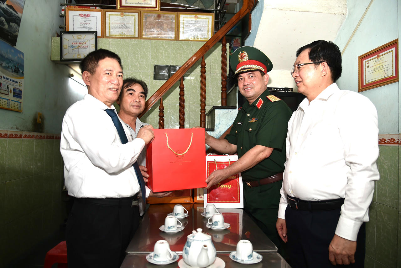 Phó Thủ tướng cùng lãnh đạo tỉnh Gia Lai tặng quà ông Lê Minh Thoa (phường Quy Nhơn), người tham gia trận hải chiến Gạc Ma năm 1988