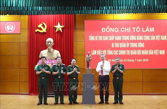 Tổng Bí thư Tô Lâm tặng bức tượng Bác Hồ cho Tổng cục Chính trị Quân đội nhân dân Việt Nam. Ảnh: Thống Nhất/TTXVN