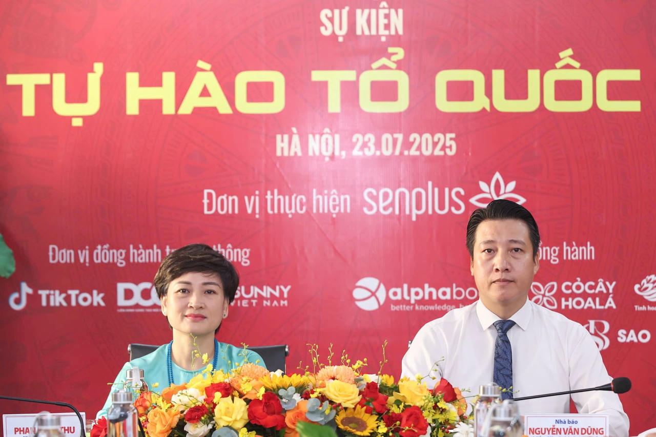 Nhà báo Nguyễn Văn Dũng, Phó Tổng Biên tập báo Đại đoàn kết, Trưởng Ban Tổ chức sự kiện, Trưởng Ban Giám khảo Cuộc vận động sáng tác và bà Phan Minh Thu - nhà sáng lập Senplus, Phó trưởng Ban Tổ chức sự kiện, Phó Ban Giám khảo Cuộc vận động sáng tác. Ảnh: Quang Vinh.