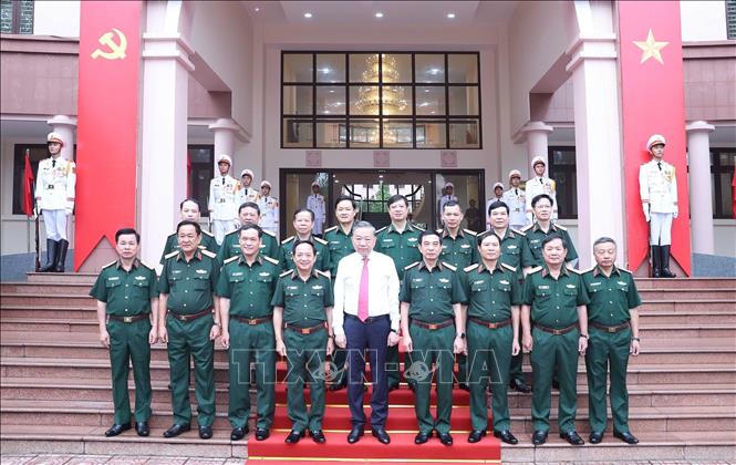 Tổng Bí thư Tô Lâm cùng các lãnh đạo Quân ủy Trung ương, Bộ Quốc phòng, Tổng cục Chính trị Quân đội nhân dân Việt Nam. Ảnh: Thống Nhất/TTXVN