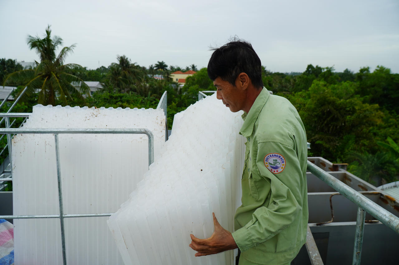 Nhân viên Soctrang Waco đang di chuyển tấm Lamella