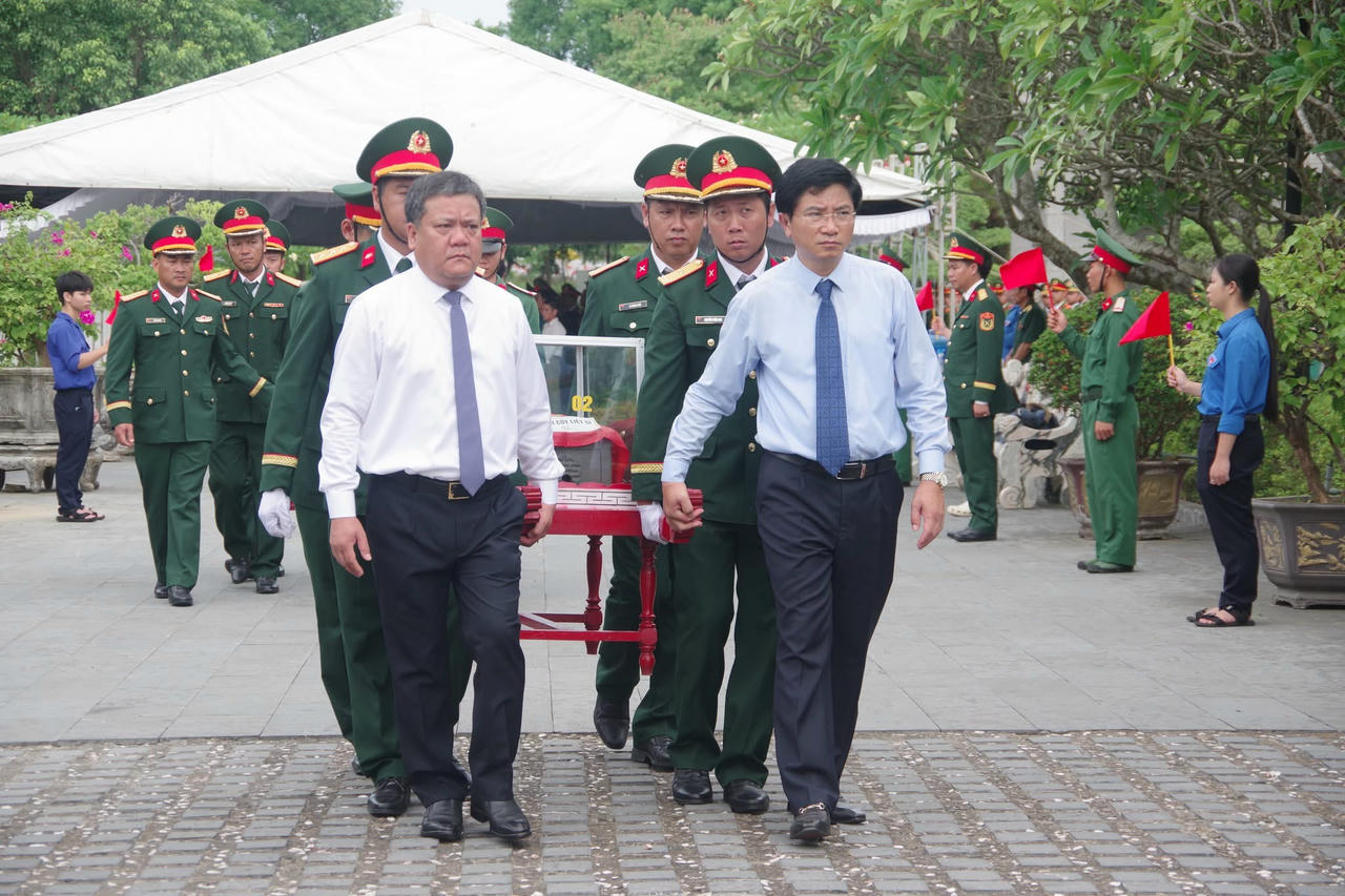 Phó Bí thư Tỉnh ủy, Chủ tịch UBND tỉnh Trần Phong cùng Trưởng ban Tuyên giáo và Dân vận Tỉnh ủy Trương An Ninh đưa hài cốt liệt sĩ đến nơi an táng.