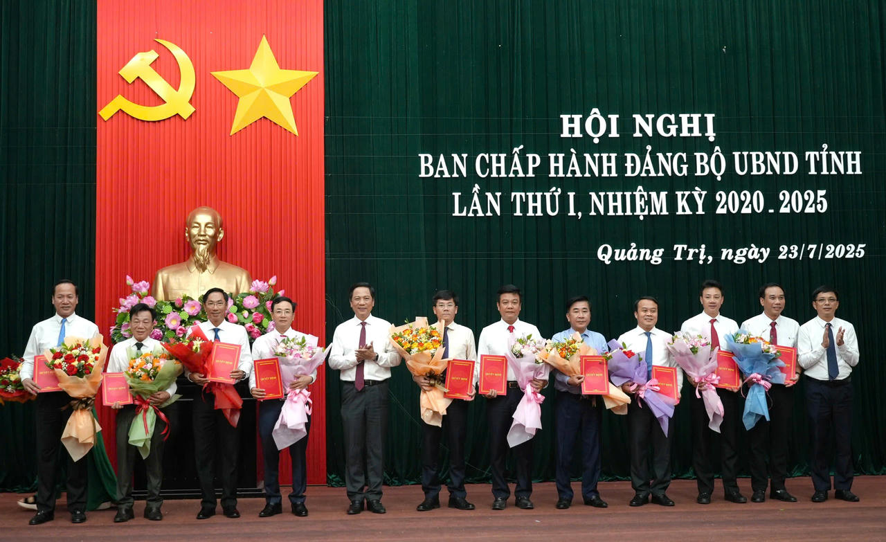 Ông Trần Chí Tiến - Giám đốc Sở Tư pháp (thứ 7 từ phải sang) được chỉ định làm Bí thư Đảng ủy Sở Tư pháp tỉnh Quảng Trị nhiệm kỳ 2025-2030.