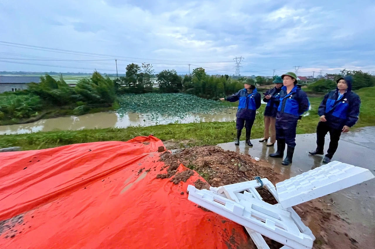 Khẩn trương huy động nhân lực, vật tư xử lý các sự cố lún, nứt mặt đê