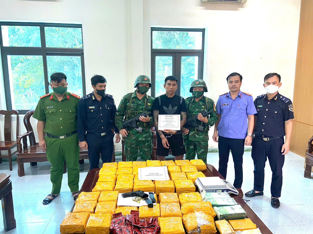Đối tượng Trần Văn Nam và các tang vật vụ án.