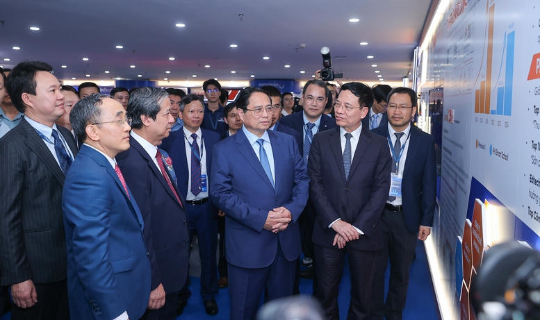 Thủ tướng Phạm Minh Chính tham quan trưng bày thành tựu của Đại học Phenikaa - Ảnh: VGP/Nhật Bắc