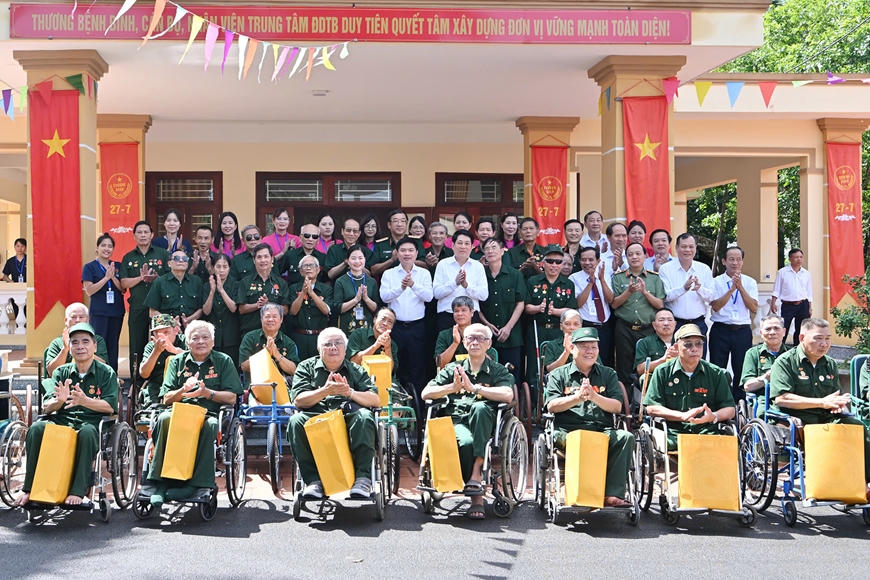 Chủ tịch nước Lương Cường thăm, tặng quà thương binh tại Trung tâm Điều dưỡng thương binh Duy Tiên