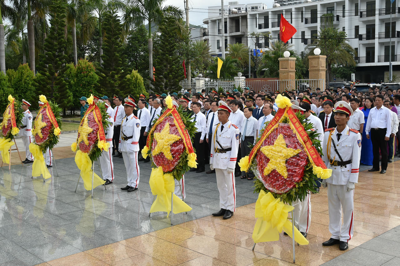 Phó Thủ tướng và lãnh đạo tỉnh Gia Lai dâng hoa, dâng hương các anh hùng liệt sĩ
