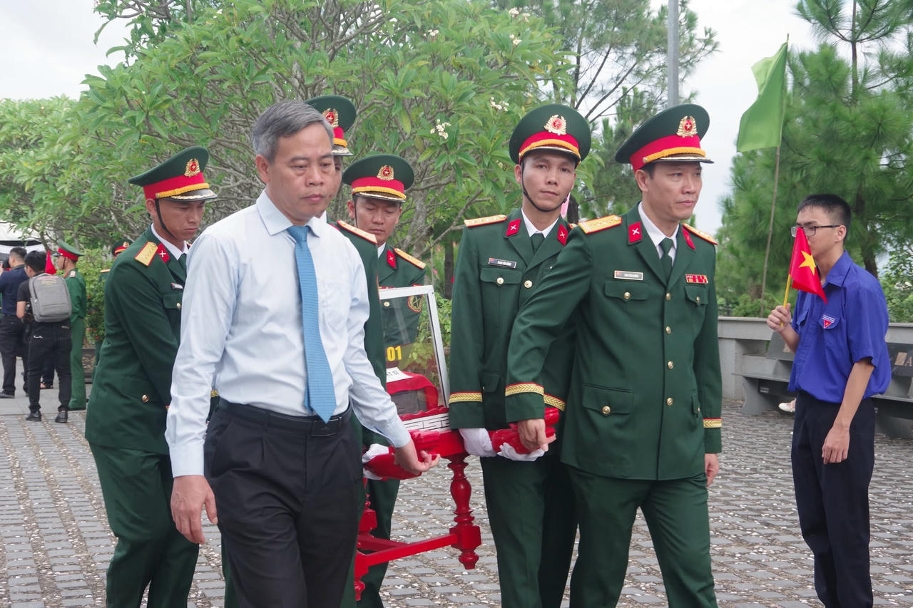 Phó Bí thư Tỉnh ủy, Chủ tịch HĐND tỉnh Nguyễn Đăng Quang cùng Đại tá Đinh Xuân Hướng, Phó Chủ nhiệm Chính trị Quân khu 4, Phó trưởng Ban Thường trực Ban Chỉ đạo 515 Quân khu đưa hài cốt liệt sĩ đến nơi an táng.
