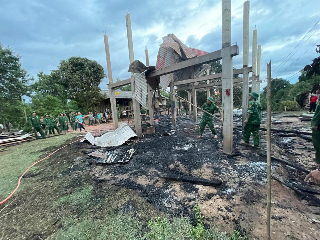 Ngôi nhà của anh Roi cháy trơ khung bê tông.