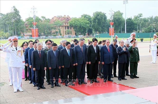 Lãnh đạo Đảng, Nhà nước đặt vòng hoa và vào Lăng viếng Chủ tịch Hồ Chí Minh. Ảnh: An Đăng/TTXVN