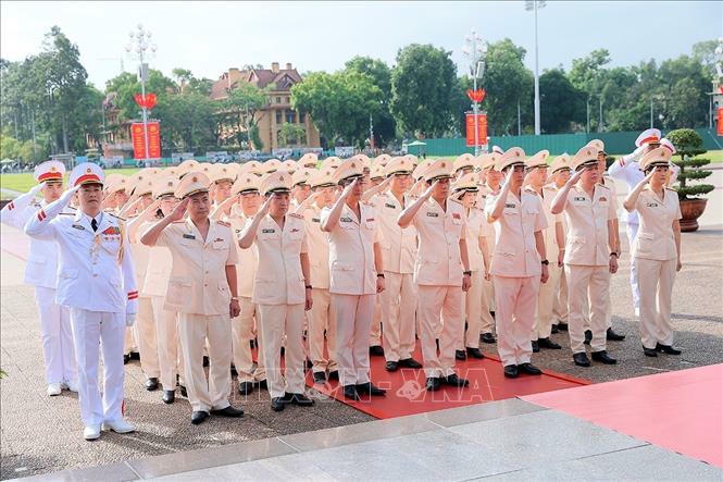 Đoàn đại biểu Đảng ủy Công an Trung ương - Bộ Công an đặt vòng hoa tưởng niệm Chủ tịch Hồ Chí Minh. Ảnh: An Đăng/TTXVN