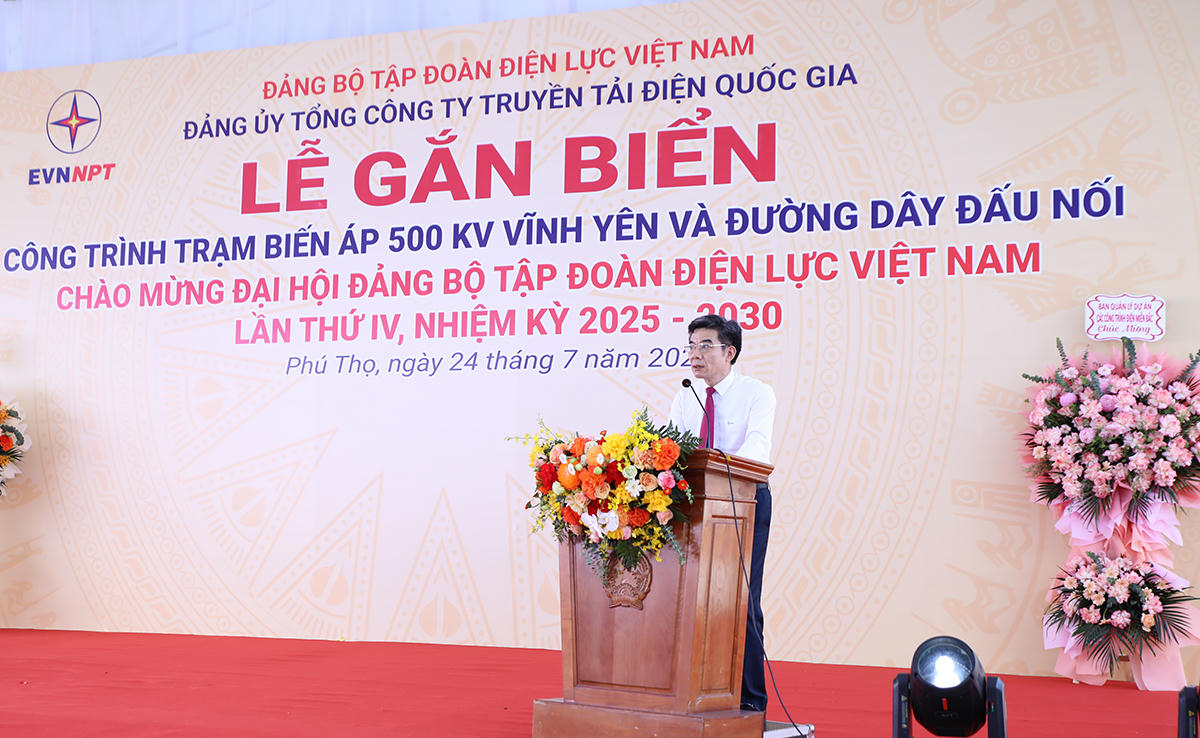  Phó Bí thư Thường trực Đảng ủy EVN Nguyễn Hữu Tuấn  phát biểu tại buổi lễ