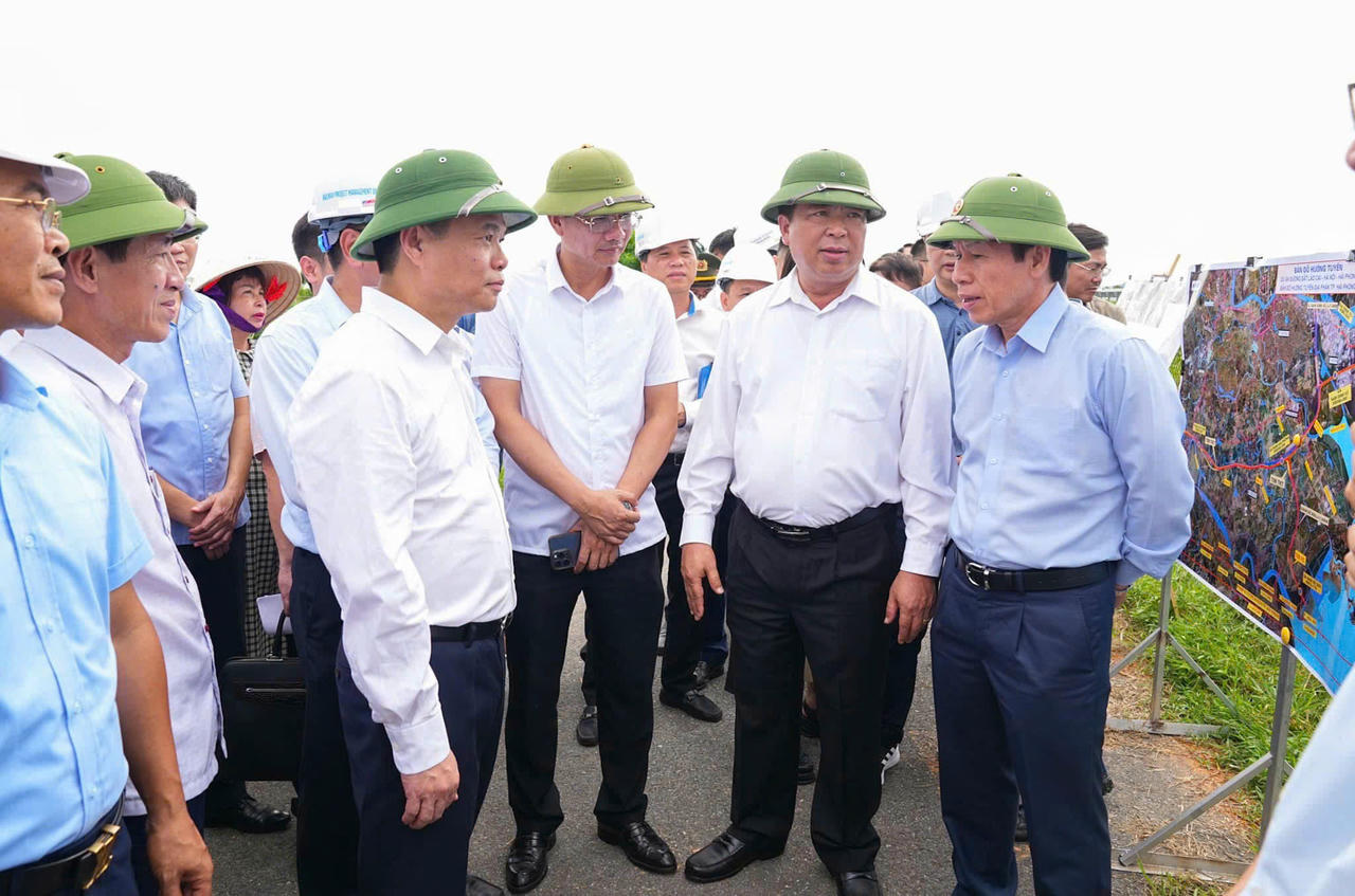 Bộ trưởng Trần Hồng Minh kiểm tra, chỉ đạo tại hiện trường Dự án tuyến đường sắt Lào Cai - Hà Nội - Hải Phòng