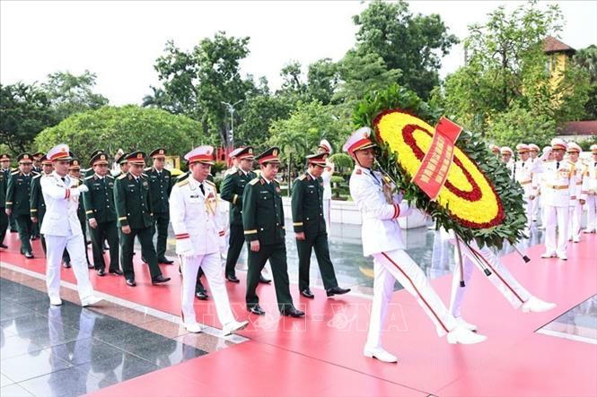 Đoàn đại biểu Quân ủy Trung ương và Bộ Quốc phòng đặt vòng hoa tưởng niệm các Anh hùng liệt sĩ. Ảnh: Minh Đức/TTXVN