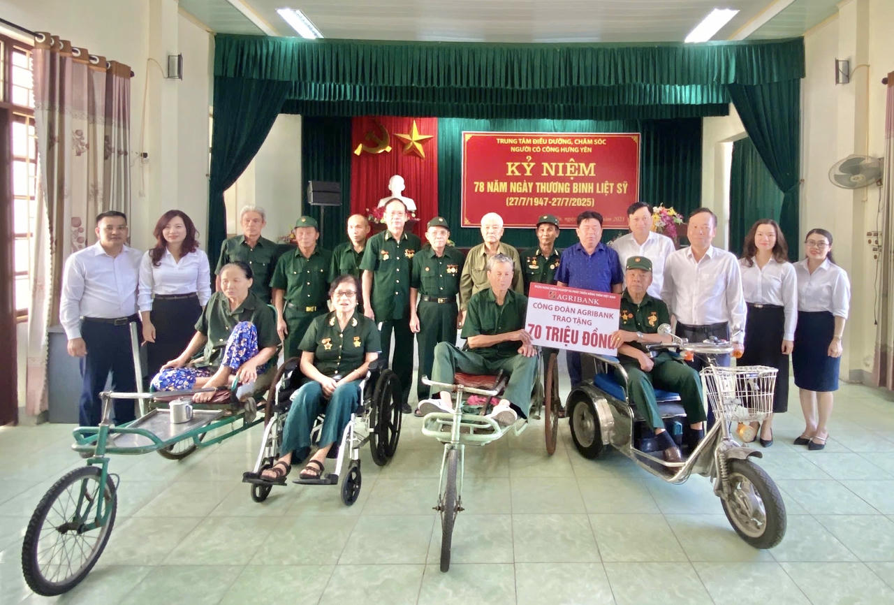 Đồng chí Phạm Hồ Bắc - Phó Chủ tịch thường trực Công đoàn Agribank đại diện thăm hỏi, tặng quà tại Ttrung tâm điều dưỡng, chăm sóc người có công tại Hưng Yên.