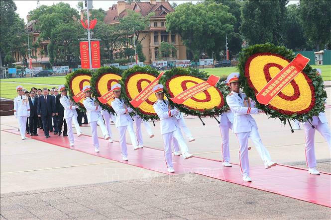 Lãnh đạo Đảng, Nhà nước đặt vòng hoa và vào Lăng viếng Chủ tịch Hồ Chí Minh. Ảnh: An Đăng/TTXVN