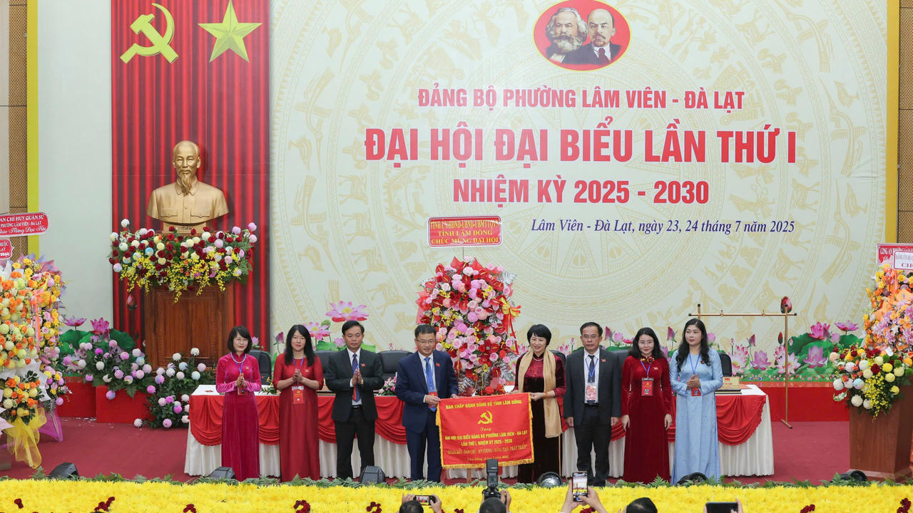 Bà Phạm Thị Phúc - Phó Bí thư Tỉnh ủy, Chủ tịch Uỷ ban MTTQ Việt Nam tỉnh Lâm Đồng tặng hoa và bức trướng chúc mừng Đại hội.
