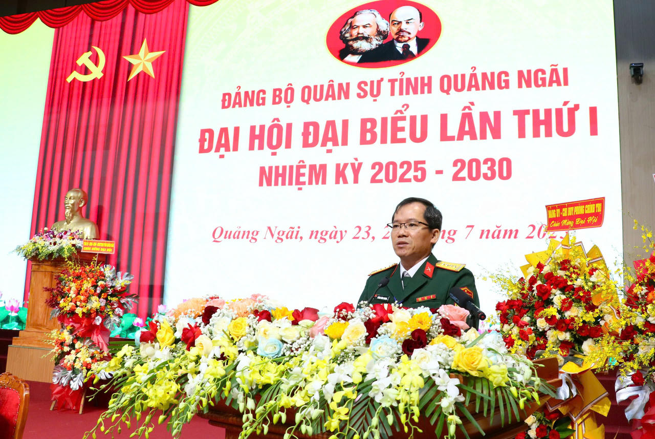 Đại tá Lương Đình Chung, Bí thư Đảng ủy, Chính ủy Quân khu 5  phát biểu chỉ đạo Đại hội.