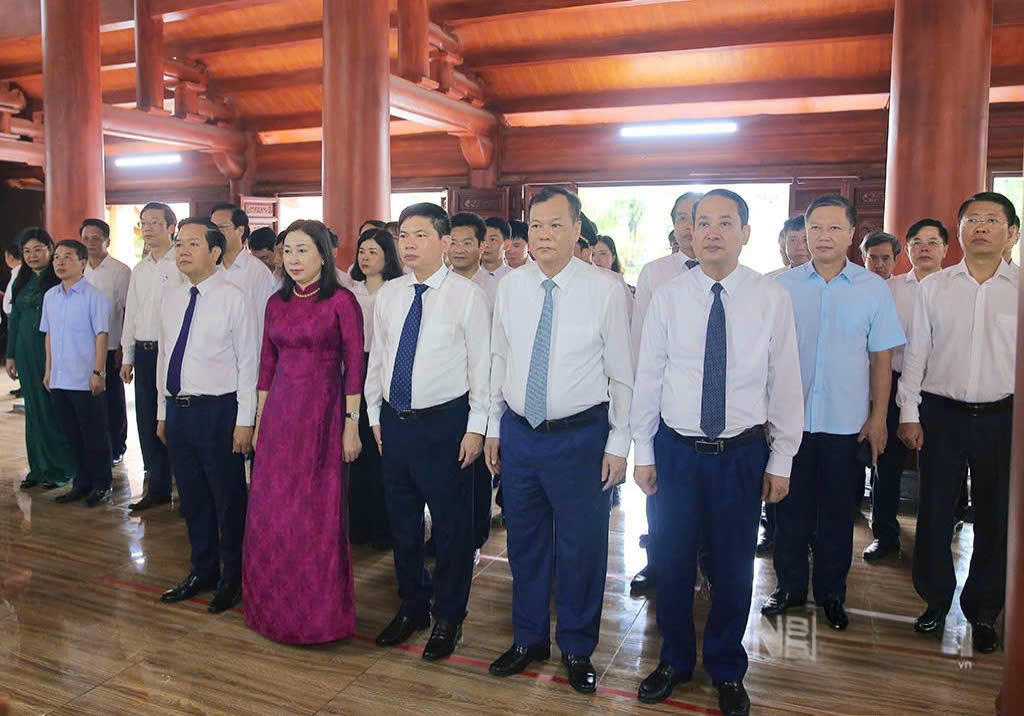 Các lãnh đạo tỉnh Ninh Bình tưởng niệm các anh hùng liệt sĩ tại Đền thờ các anh hùng liệt sĩ tỉnh