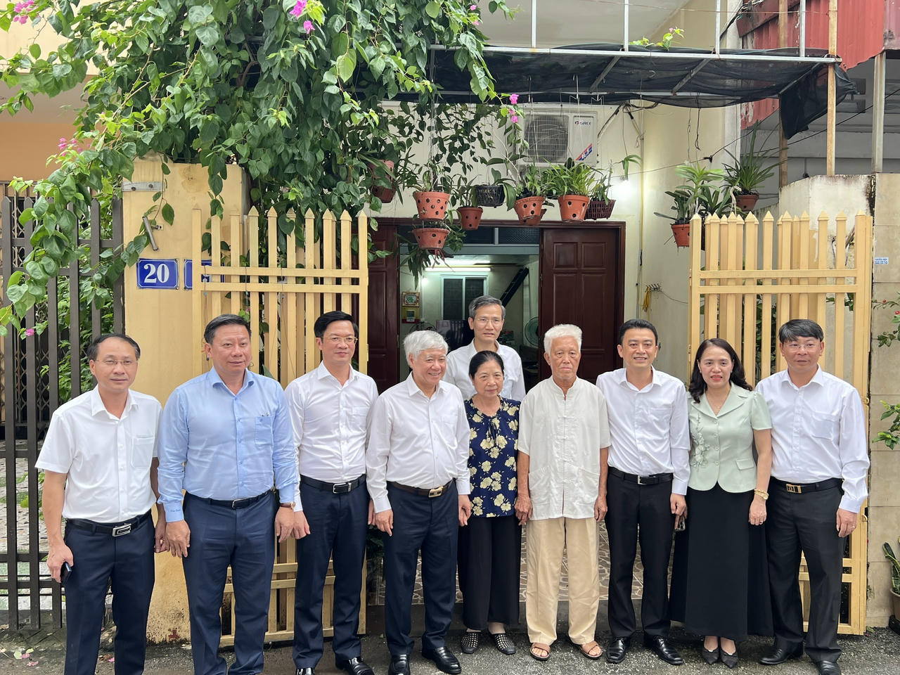 Chủ tịch Ủy ban Trung ương MTTQ Việt Nam thăm, tặng quà người có công tại Hải Phòng