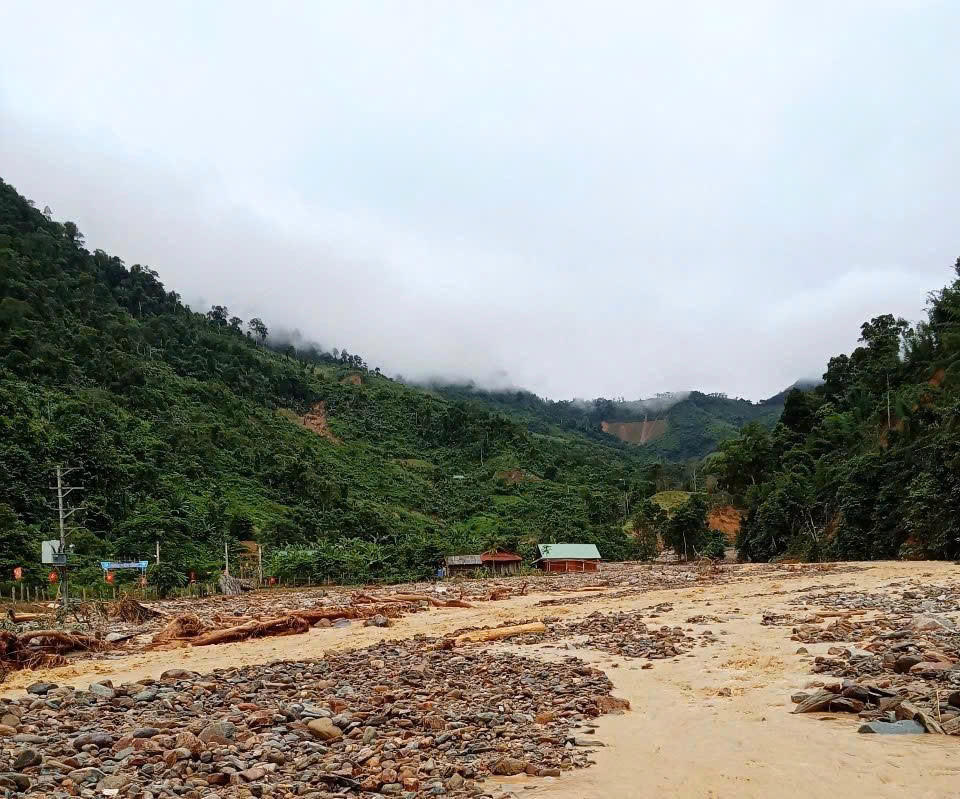 Hơn một nửa nhà trong bản đã bị lũ quét trôi