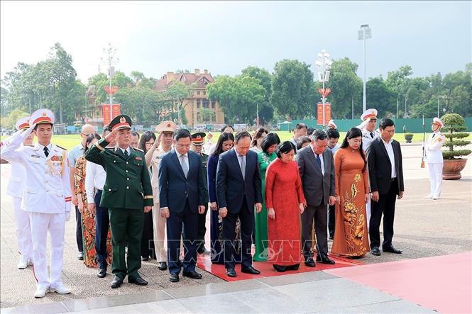 Đoàn đại biểu Thành ủy, HĐND, UBND, Ủy ban MTTQ Việt Nam thành phố Hà Nội đặt vòng hoa tưởng niệm Chủ tịch Hồ Chí Minh. Ảnh: An Đăng/TTXVN