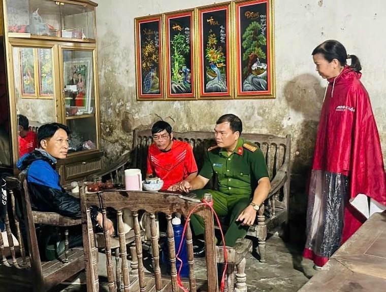 CATP luôn coi trọng việc lấy dân làm gốc (Công an xã Tiên Lãng di dời 73 hộ dân ngoài đê vào nơi tránh bão số 3 an toàn)
