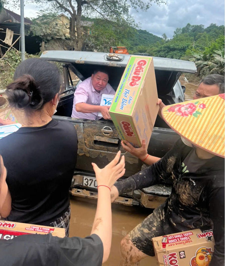  Những thùng mỳ tôm, nhu yếu phẩm được cán bộ NHCSXH trao tận tay cho bà con vùng lũ vượt qua khó khăn