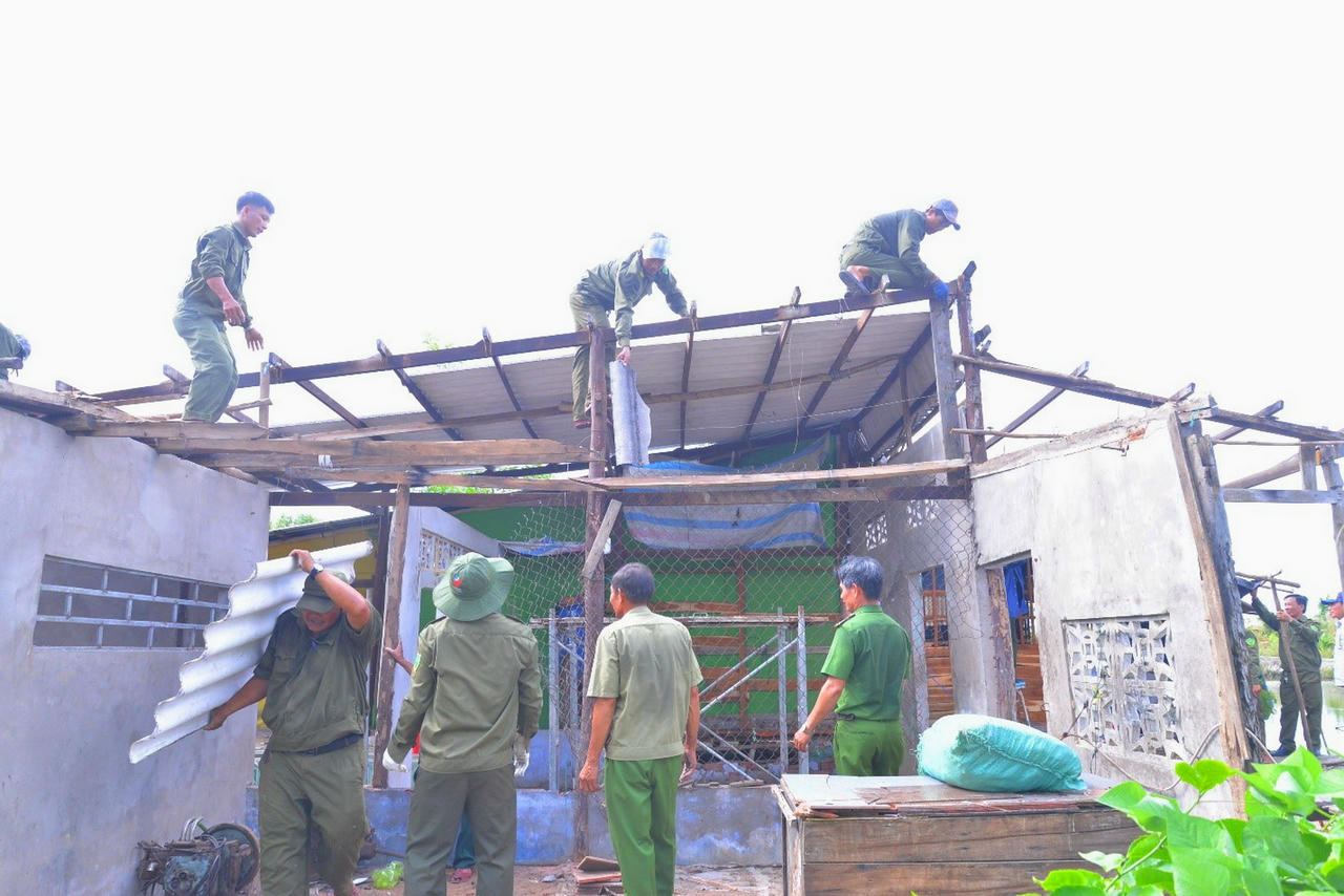 Lực lượng ANTT cơ sở xã Khánh An hỗ trợ tháo dở nhà cho gia đình thờ cúng Liệt sĩ CAND.