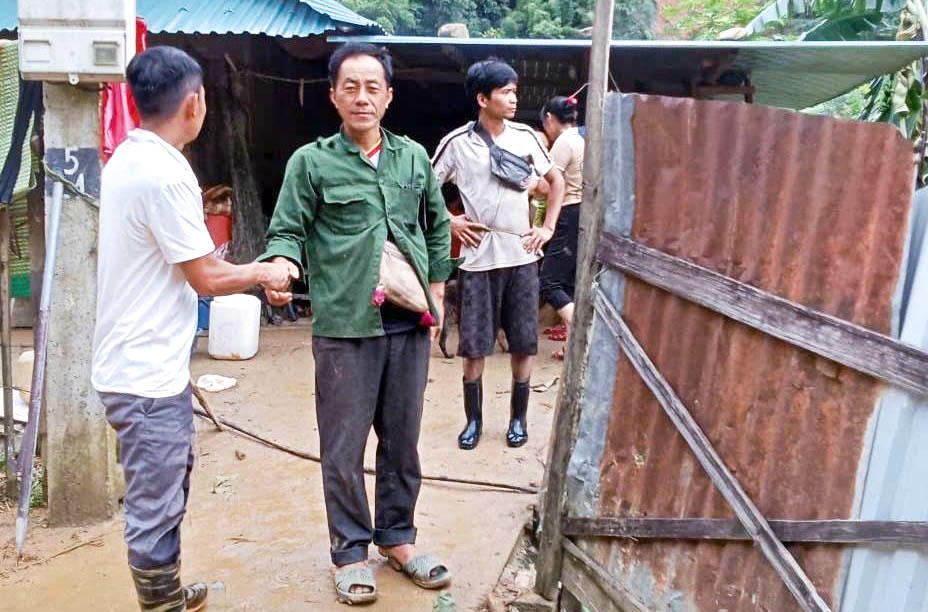 Dân bản trở về may mắn thoát nạn nhưng vô cùng lo lắng khi nhà cửa đã cuốn trôi theo dòng nước 