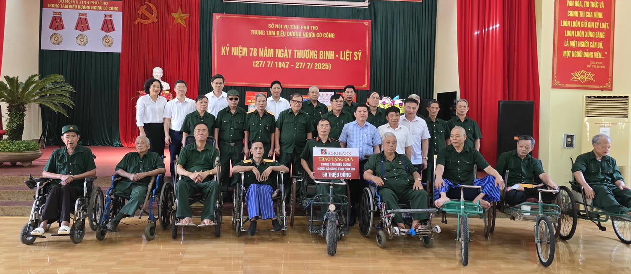 Đại diện Công đoàn Agribank và Công đoàn cơ sở thăm hỏi các thương binh, bệnh binh tại Trung tâm điều dưỡng người có công tỉnh Phú Thọ.