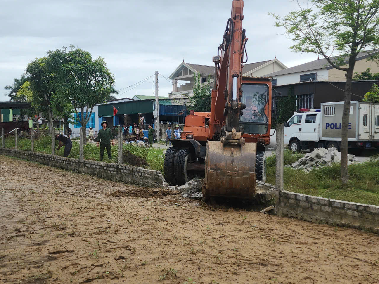 Tiến hành phá dỡ hàng rào