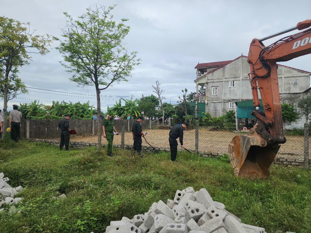 Lực lượng chức năng tiến hành rà phá bom mìn