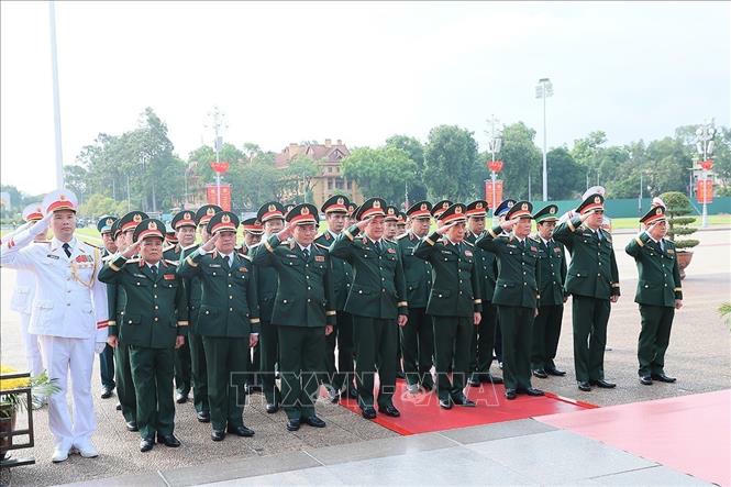 Đoàn đại biểu Quân ủy Trung ương - Bộ Quốc phòng đặt vòng hoa tưởng niệm Chủ tịch Hồ Chí Minh. Ảnh: An Đăng/TTXVN