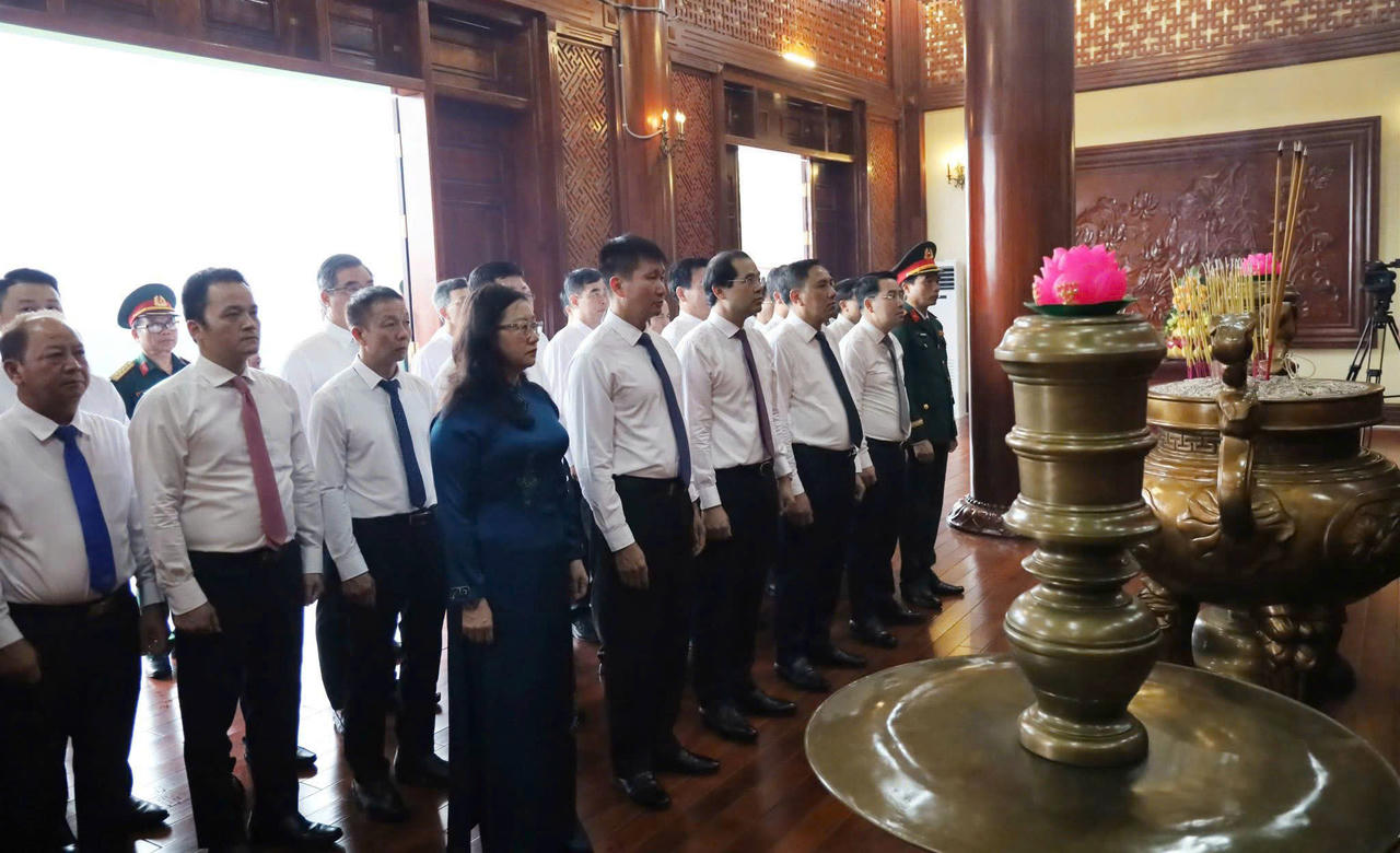 Lãnh đạo tỉnh Lào Cai dâng hương tưởng niệm Chủ tịch Hồ Chí Minh và các anh hùng liệt sĩ