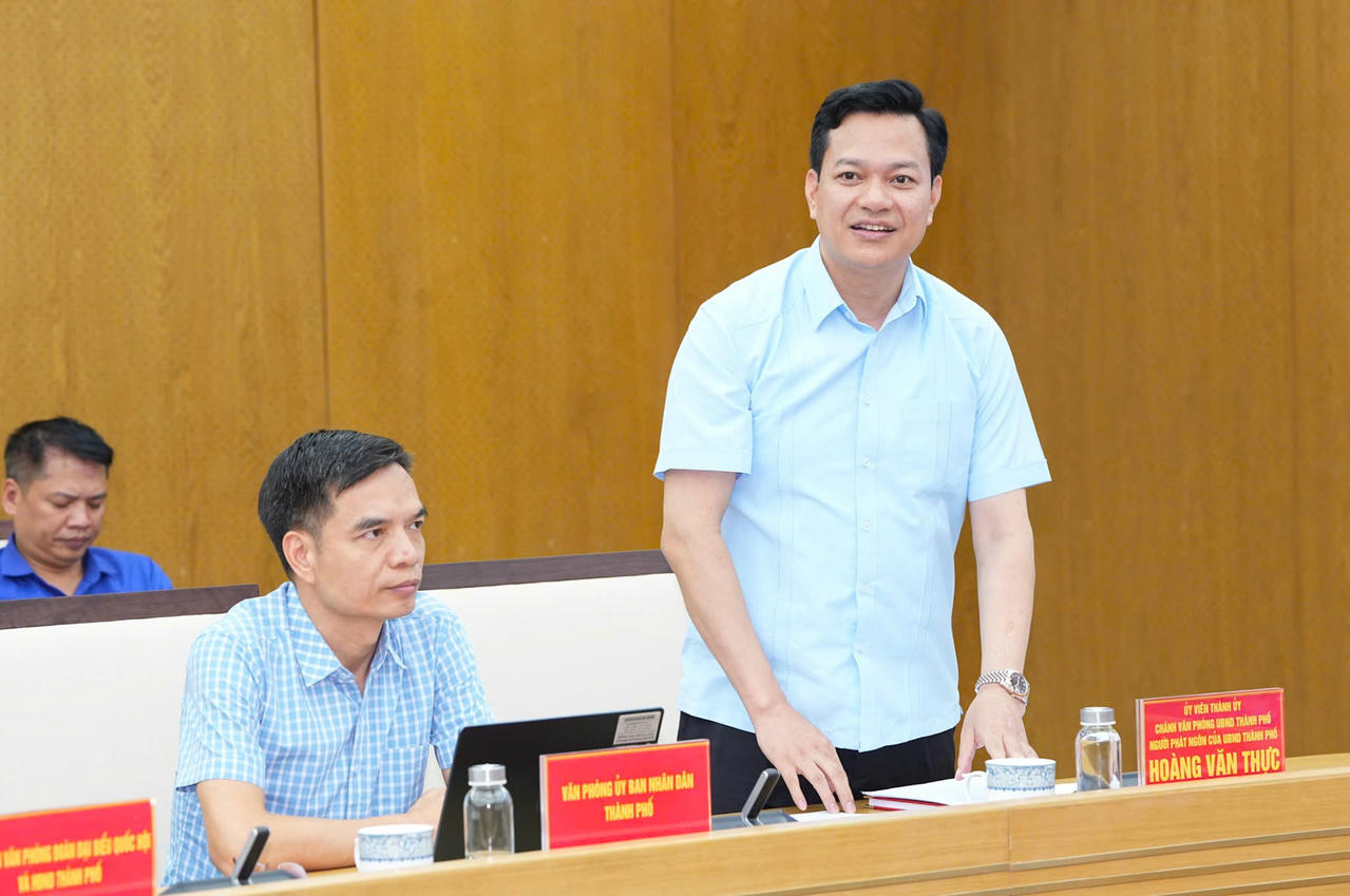 Chánh Văn phòng UBND TP Hoàng Văn Thực cung cấp thông tin về tình hình phát triển KT-XH TP Hải Phòng.