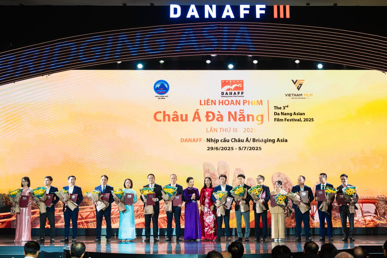 Ông Đỗ Thanh Tuấn – đại diện Vinamilk (thứ 3 từ trái sang) đại diện Vinamilk nhận hoa và thư cảm ơn từ Ban tổ chức DANAFF III. Ảnh: Thành Huy.