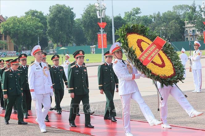 Đoàn đại biểu Quân ủy Trung ương - Bộ Quốc phòng đặt vòng hoa tưởng niệm Chủ tịch Hồ Chí Minh. Ảnh: An Đăng/TTXVN