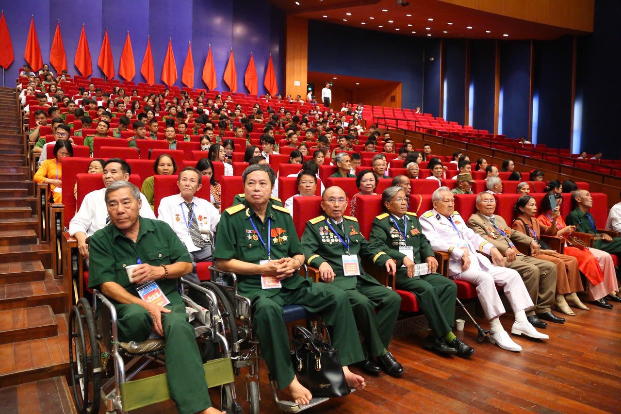 250 người có công, nhân chứng lịch sử tiêu biểu tham dự chương trình.