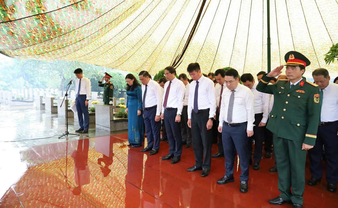 Các đại biểu dành phút mặc niệm tưởng nhớ công lao các Anh hùng liệt sĩ.