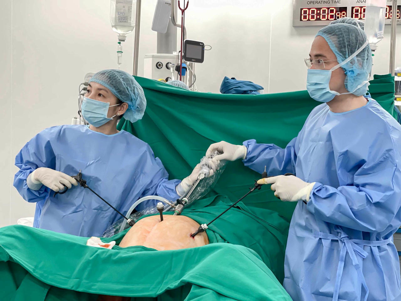 Ca mổ nội soi do ekip Vinmec Cần Thơ và chuyên gia từ TP.HCM phối hợp thực hiện, bóc tách khối u lớn an toàn, ít xâm lấn.