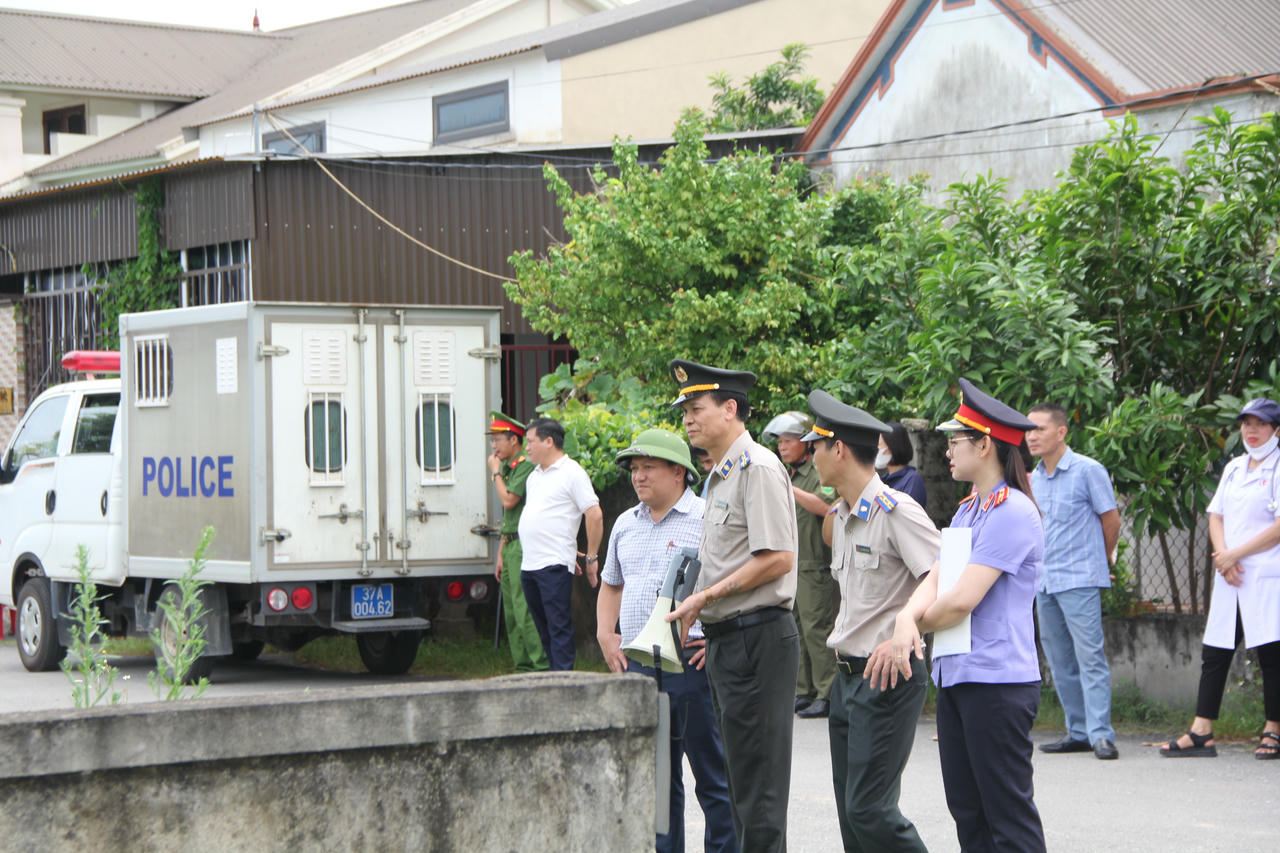Đại diện Thi hành án dân sự,  Viện KSND và chính quyền địa phương tại buổi cưỡng chế