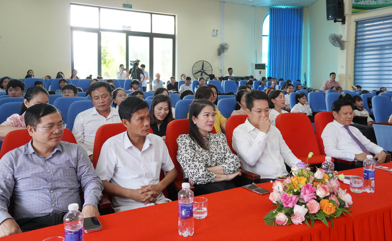 Các đại biểu dự lễ phát động.