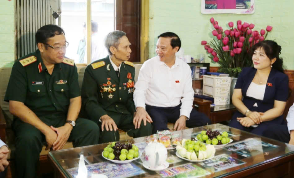 Phó Chủ tịch Quốc hội Nguyễn Khắc Định thăm hỏi bệnh binh Hoàng Tài Liêm (phường Hà Lầm).
