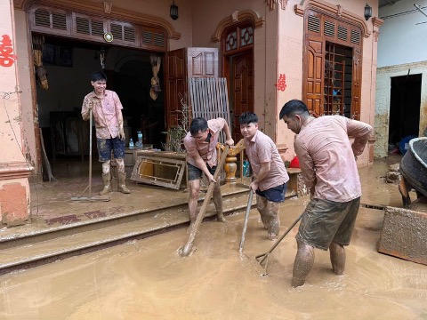 Phòng giao dịch NHCSXH Kỳ Sơn thường xuyên cử nhân sự túc trực giúp bà con bị thiệt hại đẩy bùn ra khỏi nhà.